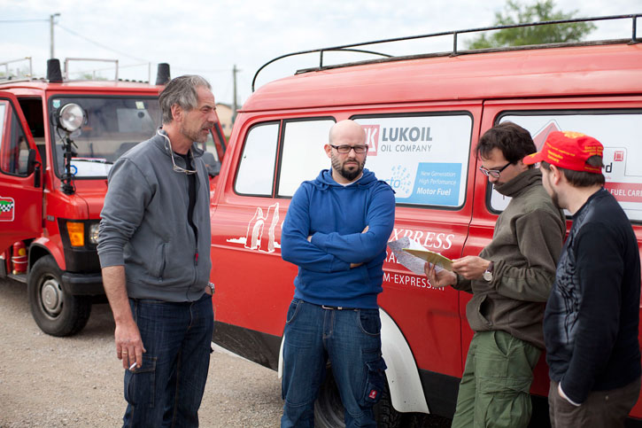 tanken, Öl nachfüllen, Reifendruck checken, plaudern, ...